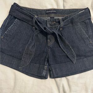Banana repulsed denim shorts with belt!